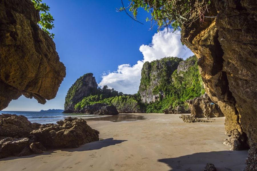 Plage de Hat Chao Mai avec des falaises spectaculaires et un ciel bleu éclatant.
