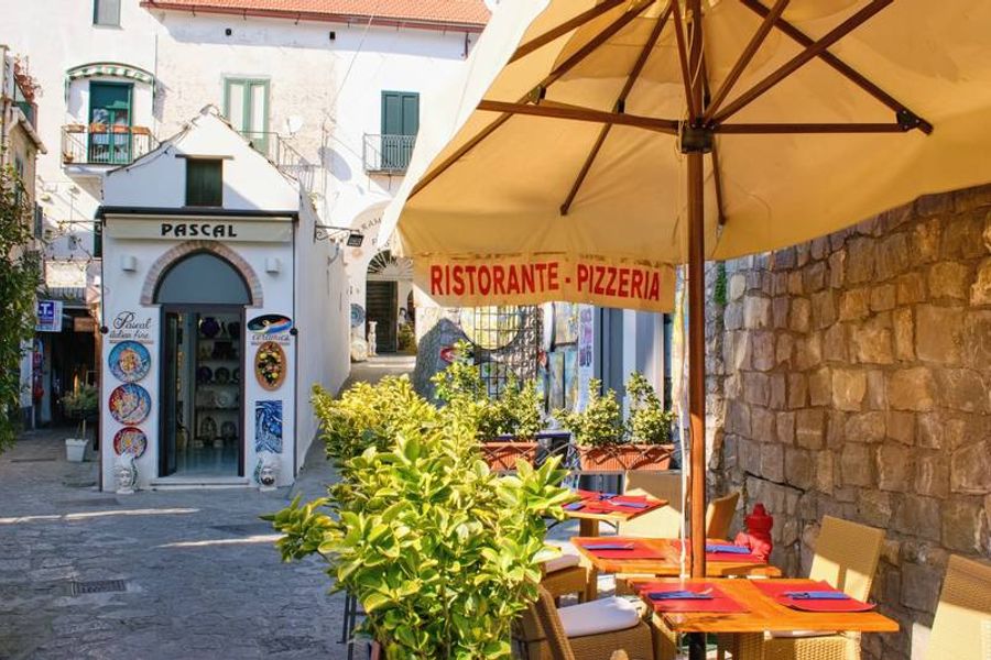 Terrasse de restaurant avec parasols.