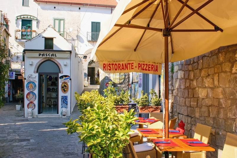 Terrasse de restaurant avec parasols.