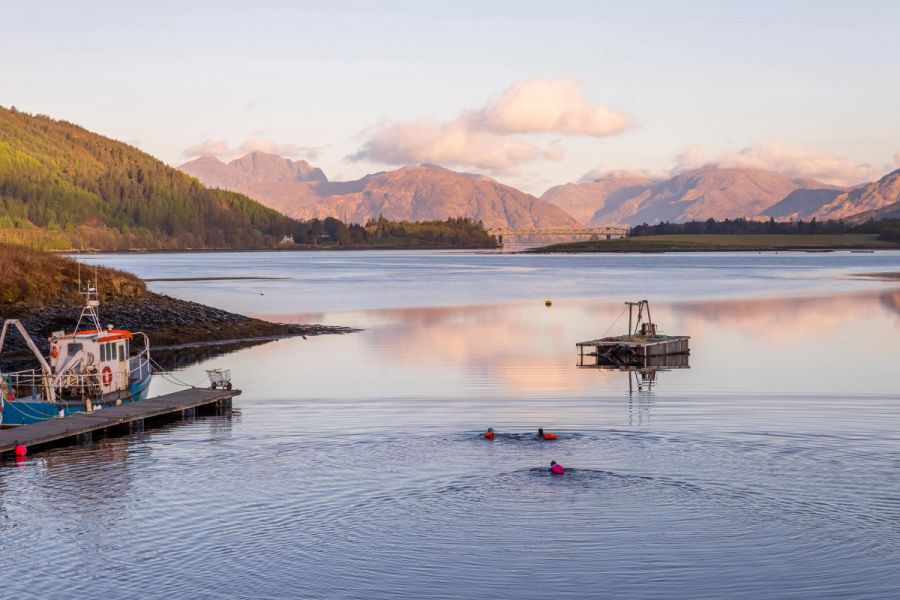 Baignade dans le Loch Leven face aux montagnes de Kinlochleven