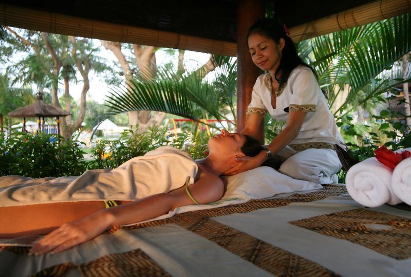 Une séance de massage balinais en plein air, offrant un moment de détente dans un cadre tropical.