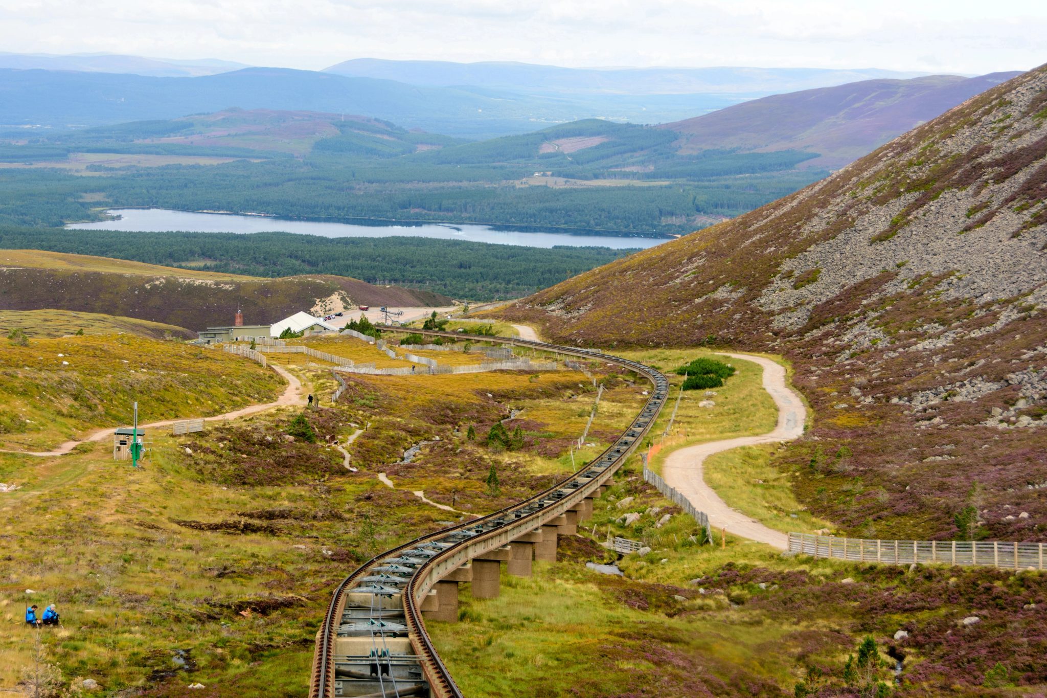 Funiculaire de Cairngorm Mountain au-dessus de Glenmore et de ses forêts