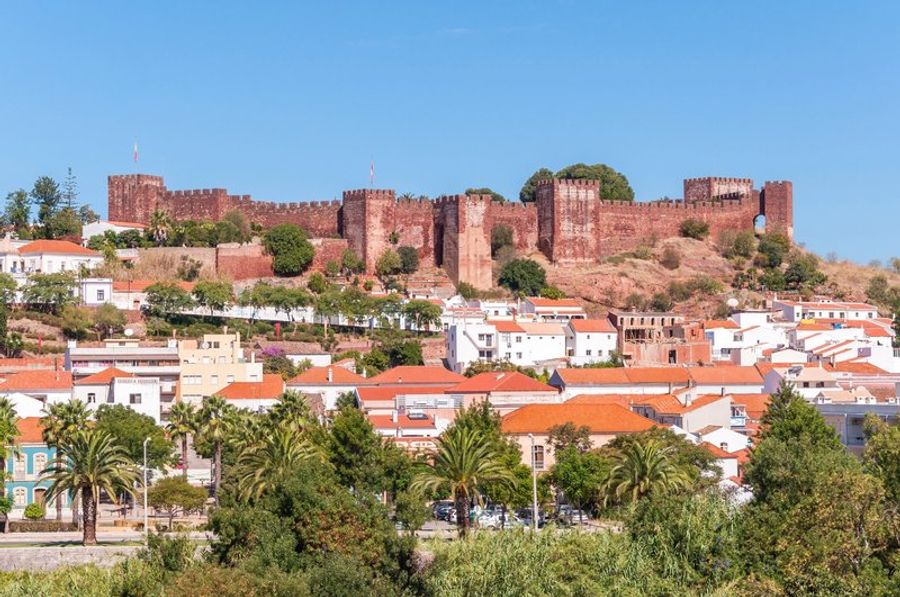 Le château de grès rouge de Silves dominant la ville, symbole de l’histoire médiévale de l’Algarve.