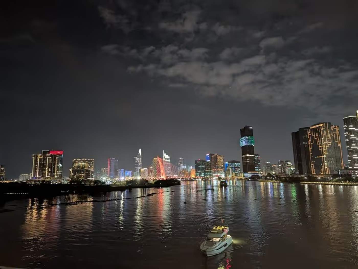 Vue de nuit sur les gratte-ciel et le pont de Hô Chi Minh-Ville