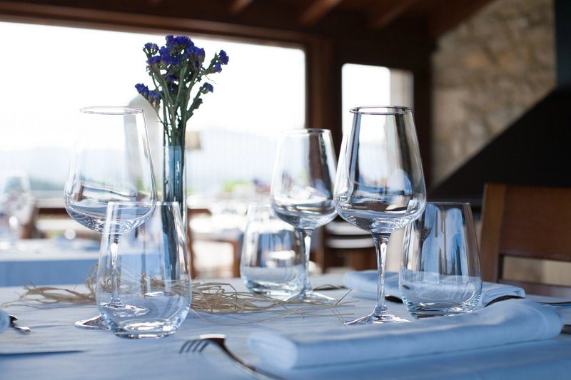 Table élégamment dressée dans un restaurant avec une vue sur les paysages des Gorges du Verdon.