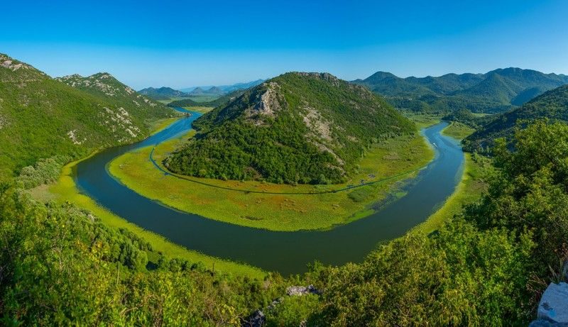 Méandre du lac de Skadar entouré de collines verdoyantes près de Bar au Monténégro