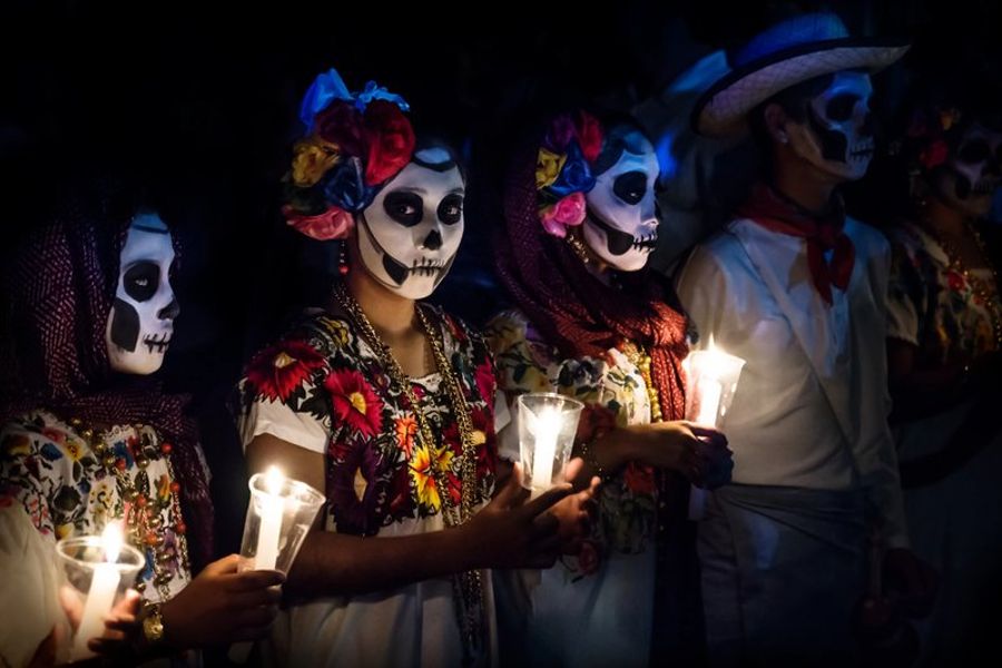 Personnes habillées en tenue de Día de los Muertos au cimetière de Mérida
