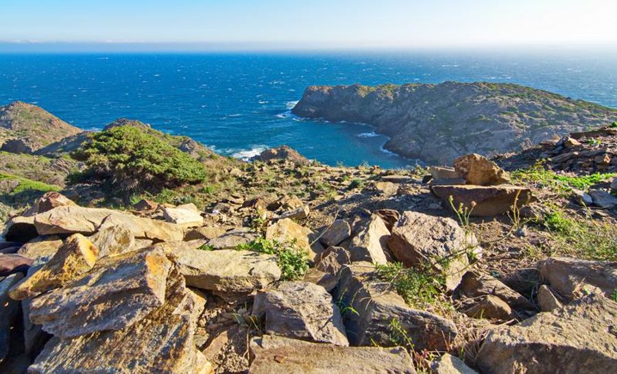 Une vue sur les falaises et la mer du Parc Naturel du Cap de Creus, avec des formations rocheuses accidentées.