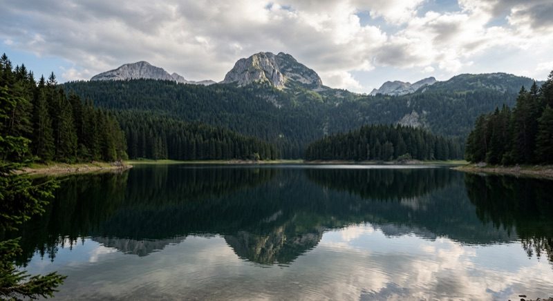 Reflets des sapins et des montagnes dans les eaux du Lac Noir (Crno Jezero) au Durmitor.