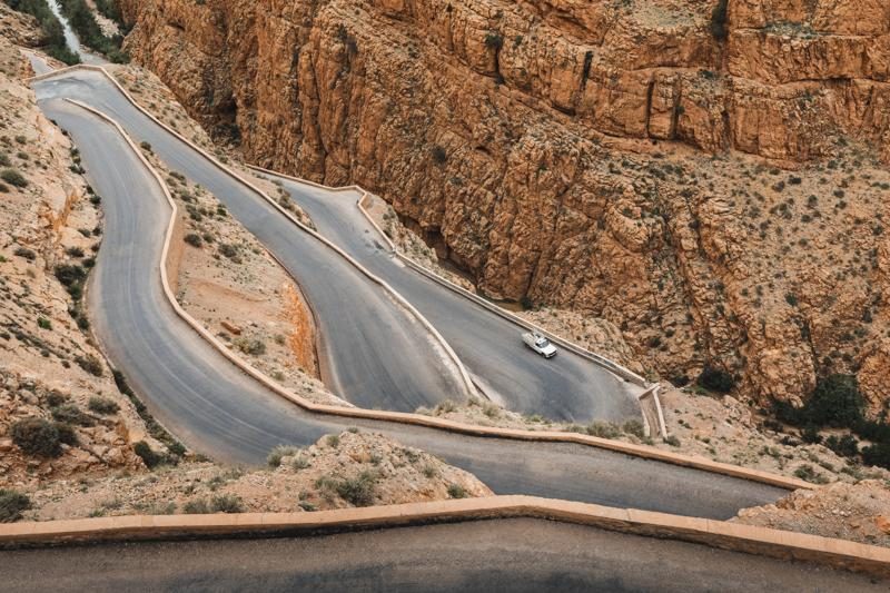 Route sinueuse menant aux gorges et kasbahs du Dadès.