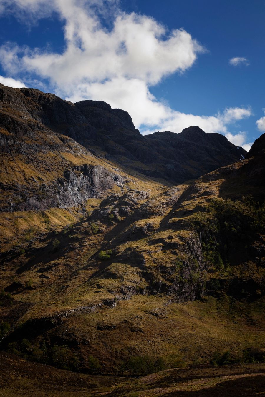 Vue des Three Sisters de Glencoe depuis un sentier de montagne