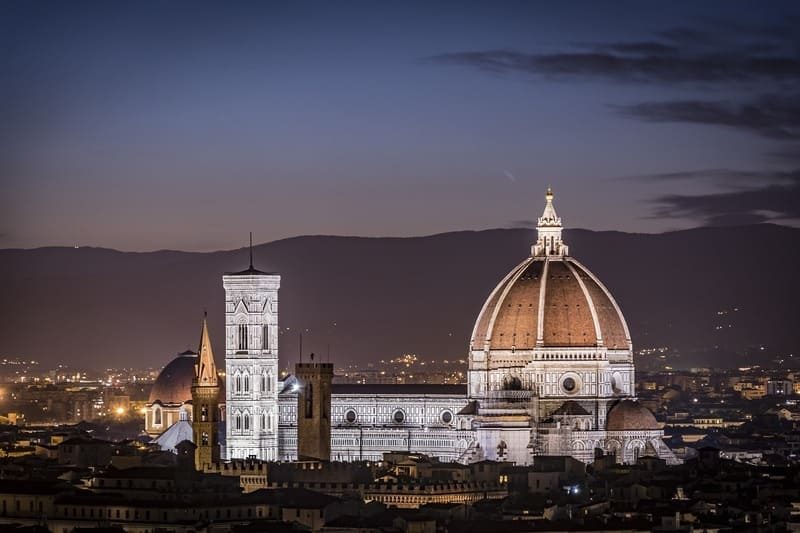 Vue nocturne de la Cathédrale Santa Maria del Fiore, également connue sous le nom de Duomo de Florence, illuminée.