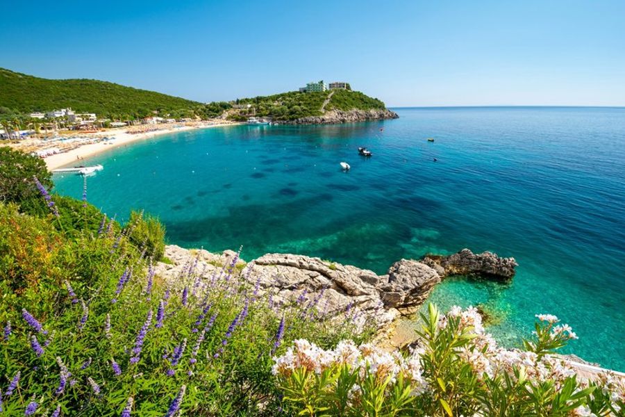 Plage de Jale avec son sable doré et ses eaux turquoise.