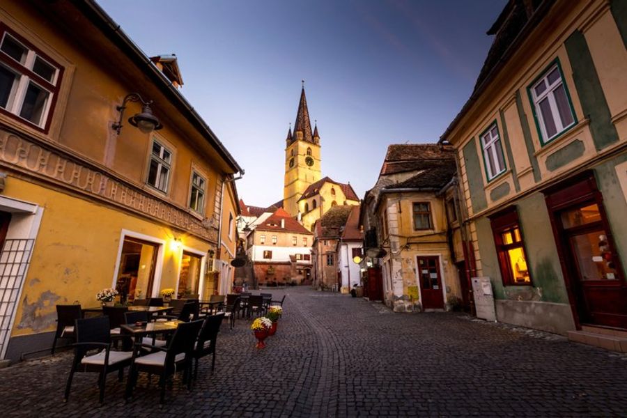 Vue pittoresque de la vieille ville de Sibiu, Roumanie, avec ses bâtiments historiques.