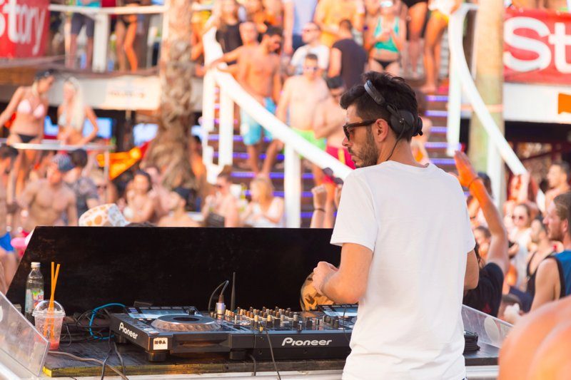 Un DJ animant la vie nocturne vibrante à Novalja, entouré d