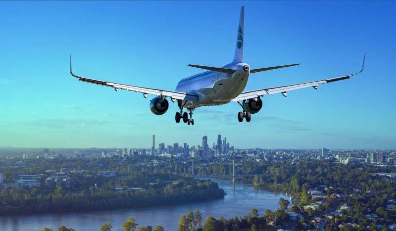 Un avion survolant une ville