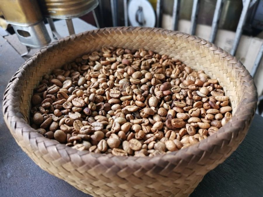 Grains de café dans un panier en osier, image d