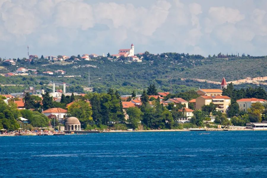 Vue sur la plage de Kolovare à Zadar, Croatie
