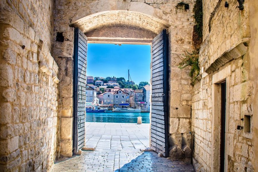 Une vue depuis la porte de la mer donnant sur le port de la vieille ville de Trogir, Croatie.