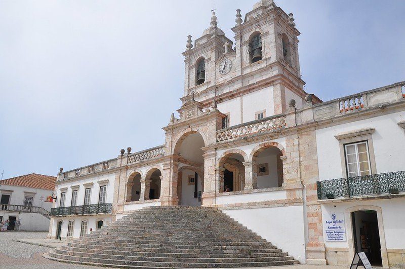 Le Santuário de Nossa Senhora da Nazaré, un site de pèlerinage important au Portugal.