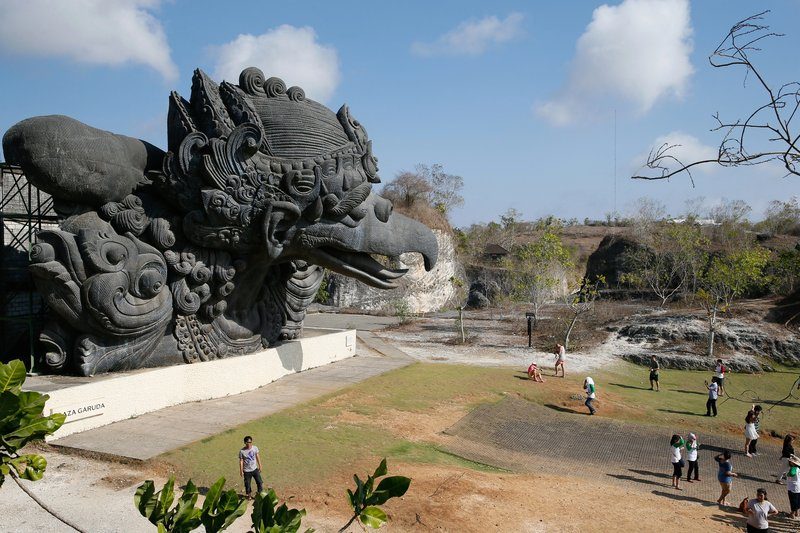 Statue monumentale du Garuda au parc Garuda Wisnu Kencana, Bali.