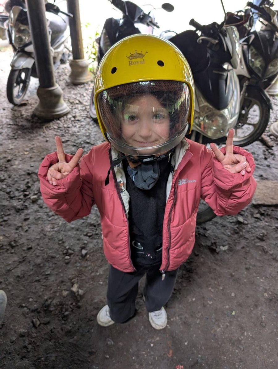 Anna équipé d’un casque avant une balade en scooter à Phong Nha