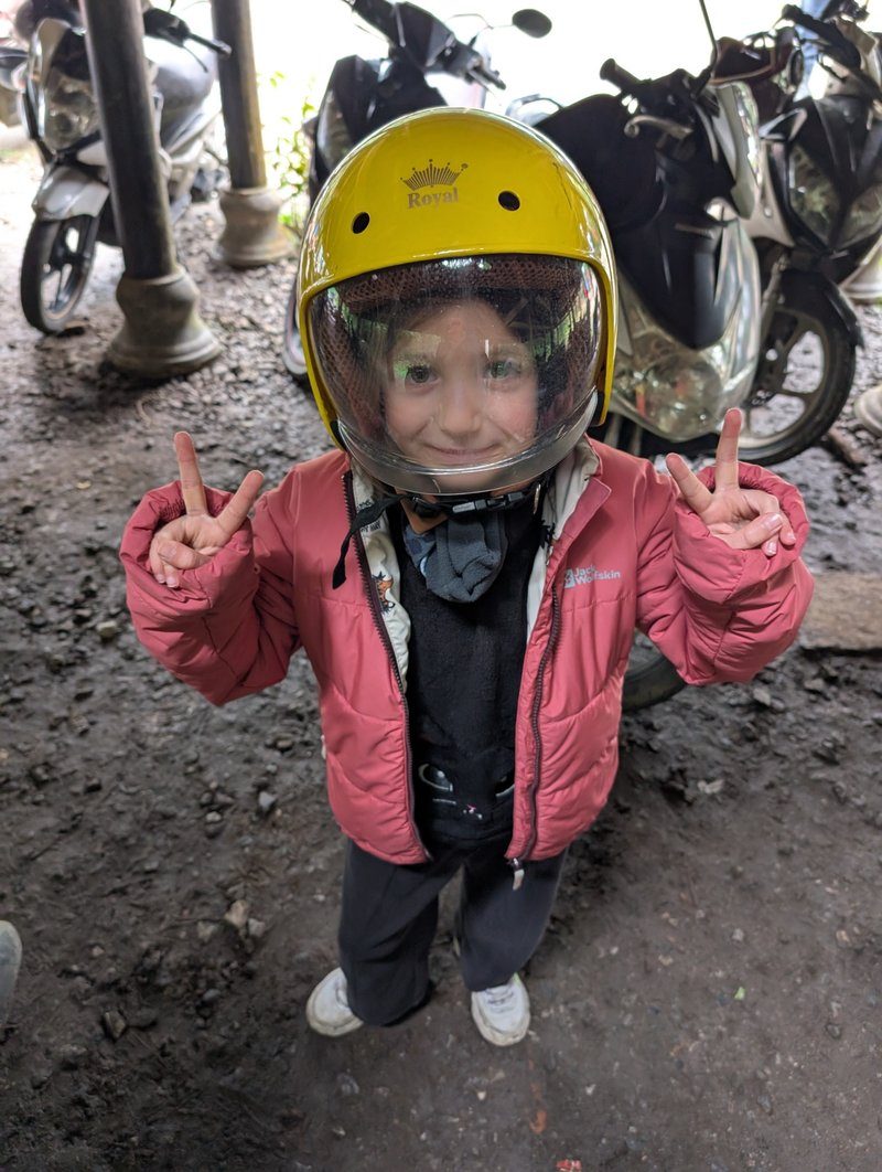 Anna équipé d’un casque avant une balade en scooter à Phong Nha
