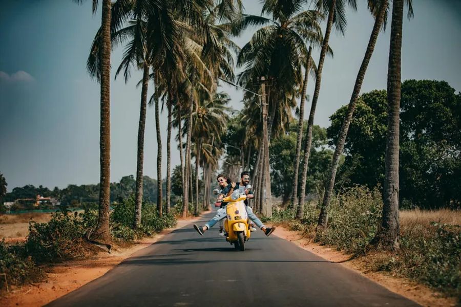 Deux personnes heureuses sur un scooter en voyage