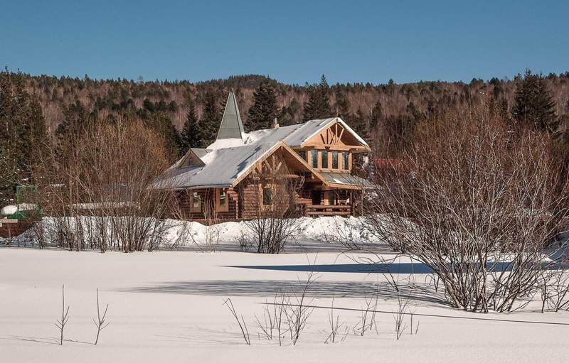 Chalet en bois à Courchevel entouré de neige en hiver, au cœur des Alpes françaises