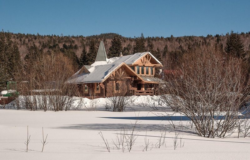 Chalet en bois à Courchevel entouré de neige en hiver, au cœur des Alpes françaises