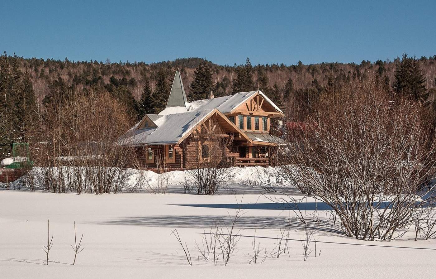 Chalet en bois à Courchevel entouré de neige en hiver, au cœur des Alpes françaises