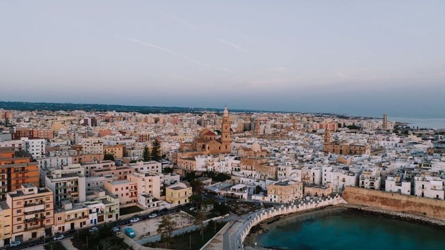 Vue panoramique de la ville de Monopoli près de Polignano a Mare.