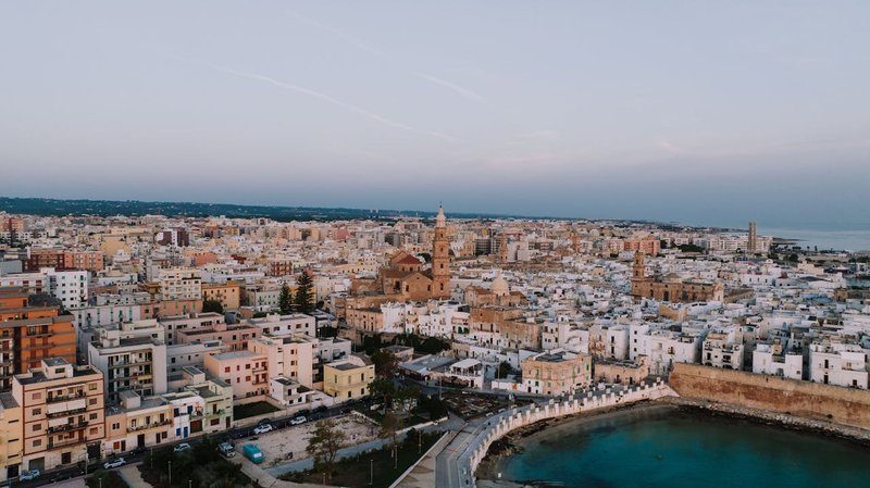 Vue panoramique de la ville de Monopoli près de Polignano a Mare.