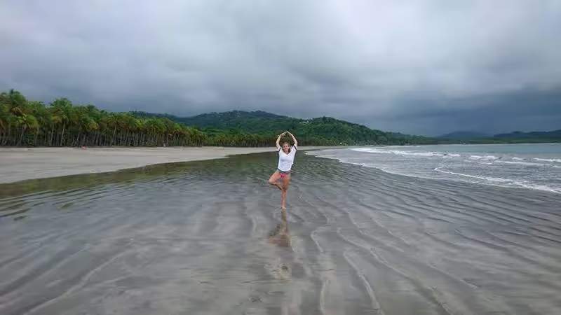 Maud sur la plage de Samara