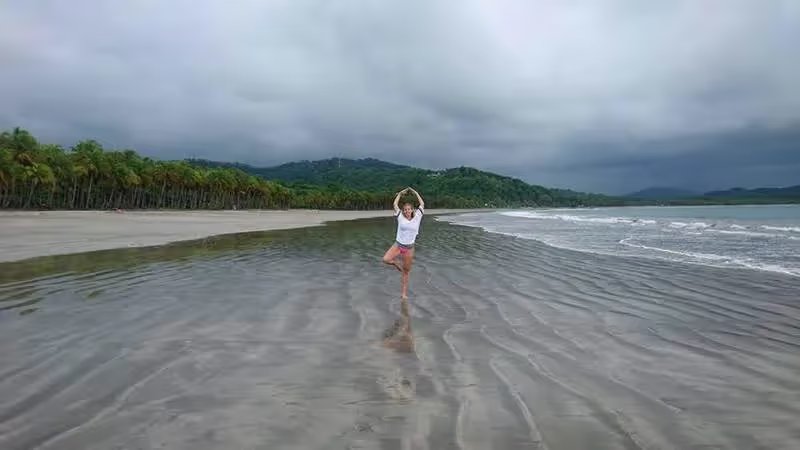 Maud sur la plage de Samara