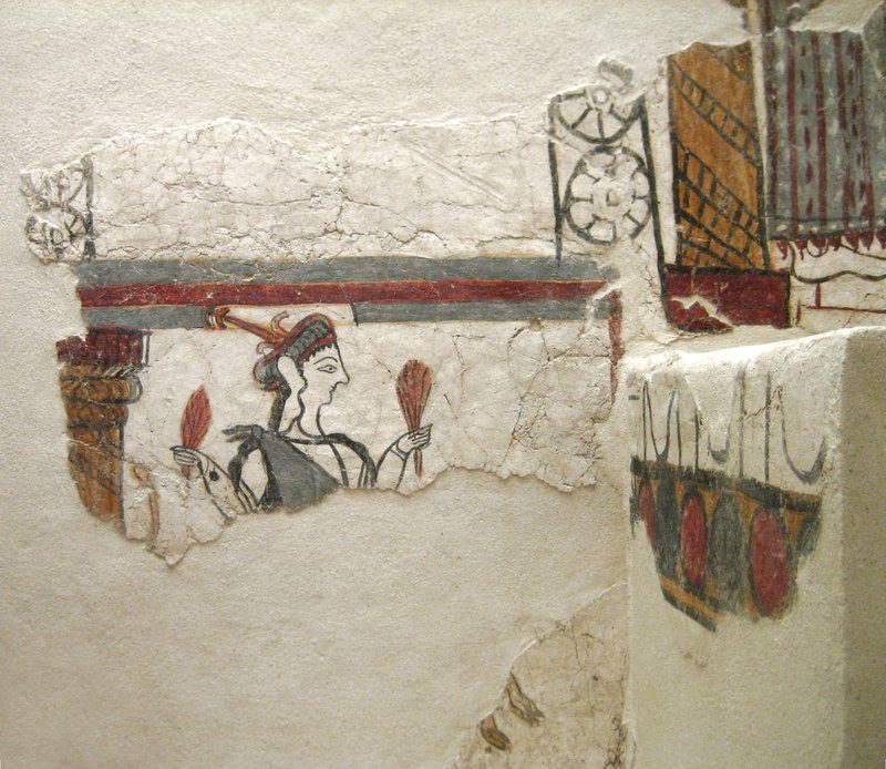 Fresque mycénienne exposée au musée de Mycènes, représentant une figure féminine avec des éventails.