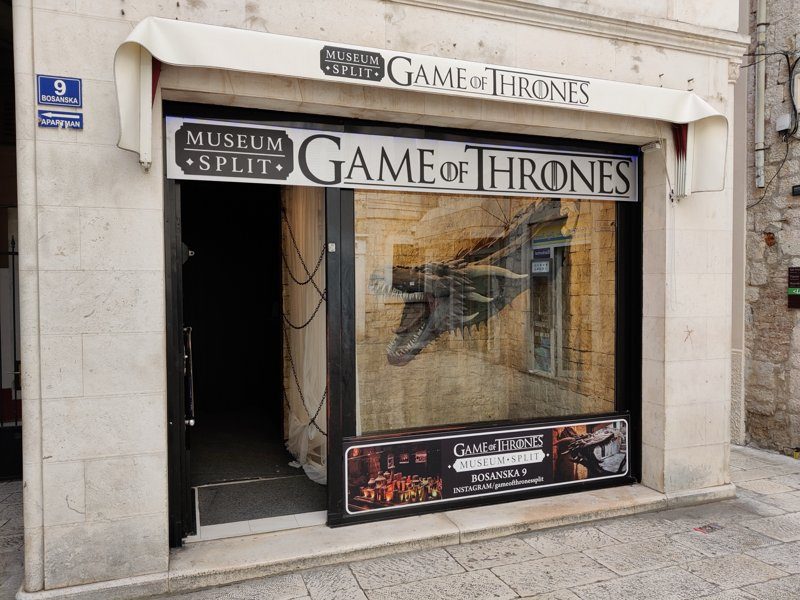 Musée “Game of Thrones” à Split, avec une vitrine ornée d’un dragon.