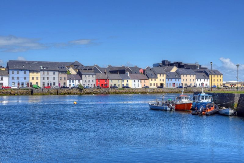 Vue sur les maisons colorées et les bateaux à Galway, Irlande.