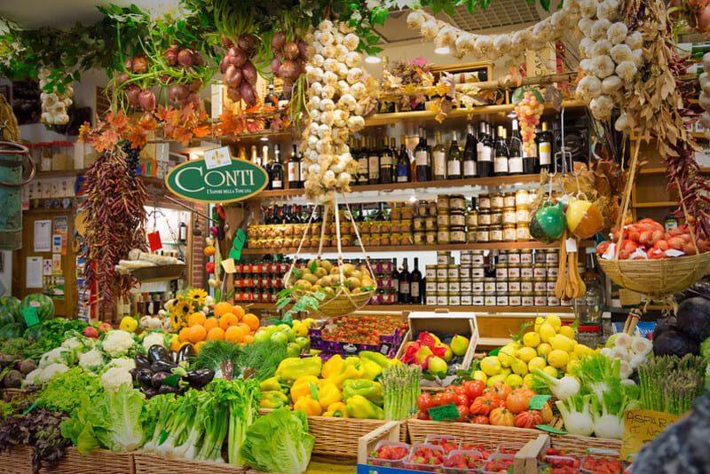Un étal coloré et bien garni de fruits et légumes frais au Mercato Centrale de Florence.