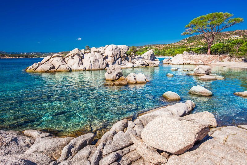 La plage de Palombaggia en Corse, connue pour son sable blanc et ses eaux cristallines.