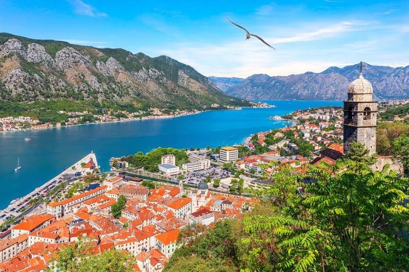 Vue panoramique sur la vieille ville de Kotor et la baie des Bouches de Kotor depuis les hauteurs au Monténégro.