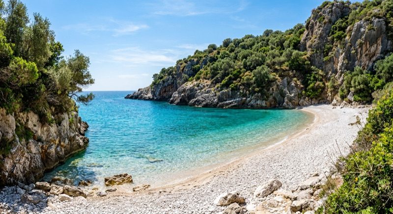 Crique sauvage aux eaux turquoise sur la Riviera Ionienne en Albanie près de Himarë.