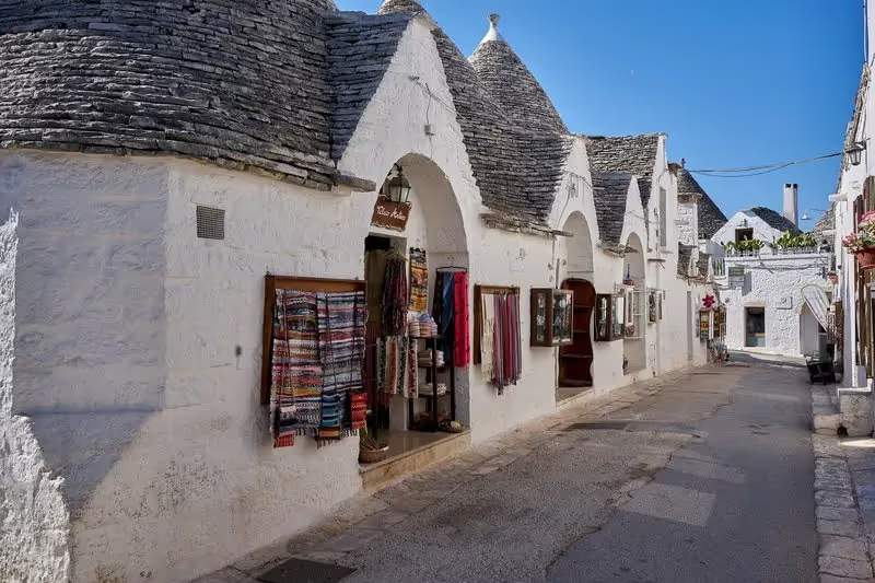 Magasins installés dans des trulli à Alberobello, vendant des articles locaux et artisanaux.
