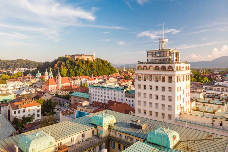 Vue sur Ljubljana depuis le gratte-ciel Nebotičnik avec le château en arrière-plan