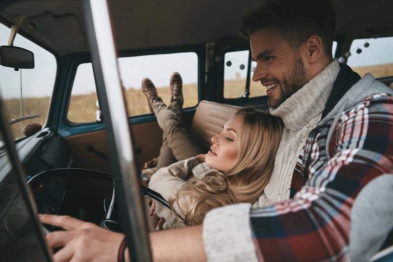 couple profitant d’un moment de détente dans un van lors d’un road trip romantique.
