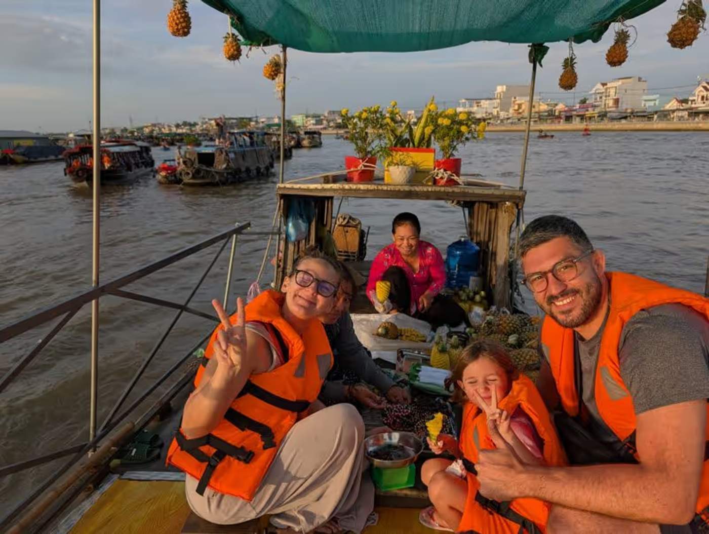 Bateaux de marché flottant sur la rivière de Can Tho au lever du soleil