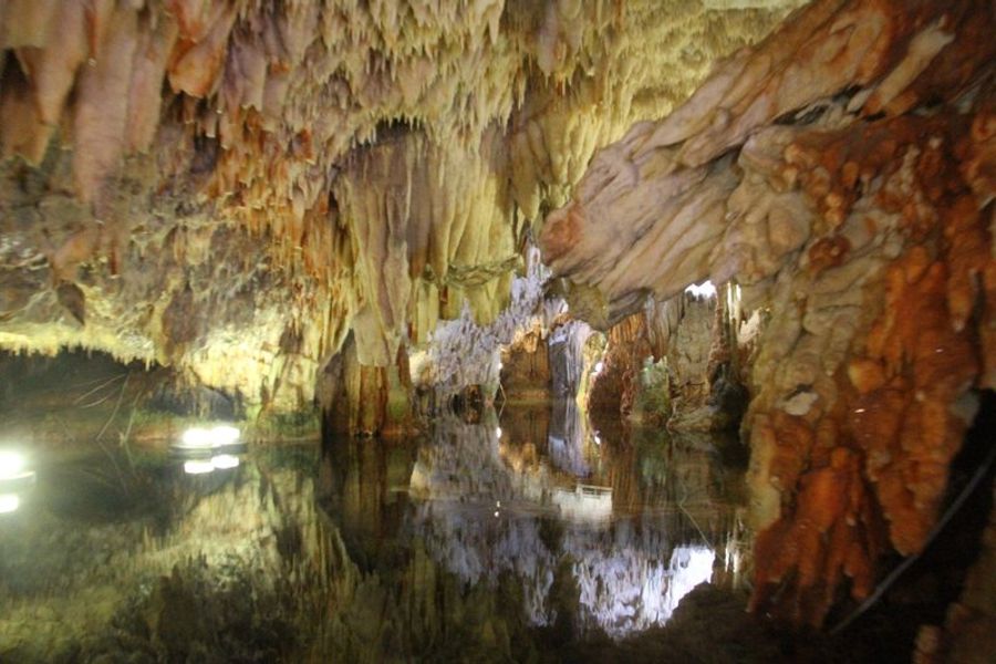 Les grottes de Diros, avec leurs formations rocheuses impressionnantes près d
