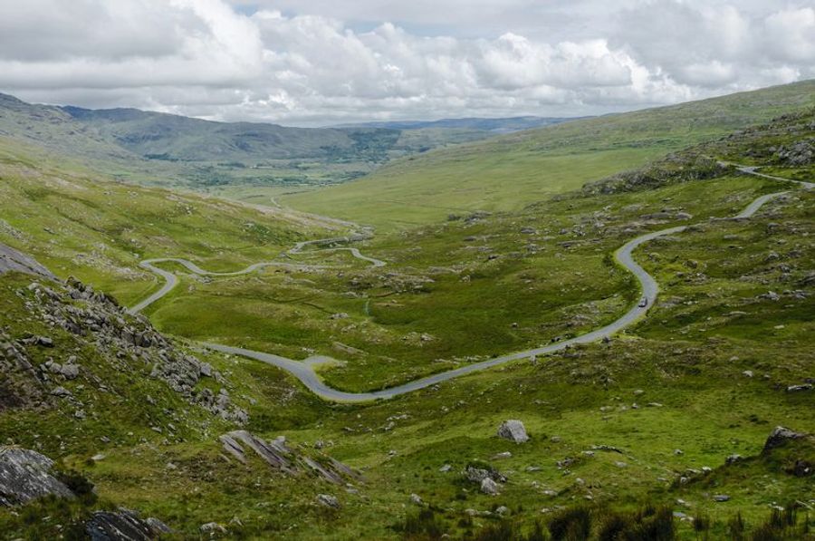 Routes sinueuses traversant des collines verdoyantes autour de Cork, offrant des paysages pittoresques.