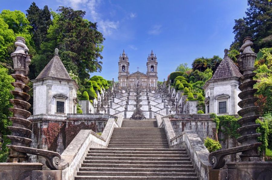 Escaliers majestueux menant au sanctuaire de Bom Jesus do Monte à Braga.