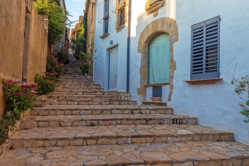 Promenade dans le centre du village de Begur, avec ses maisons colorées et son ambiance tranquille.